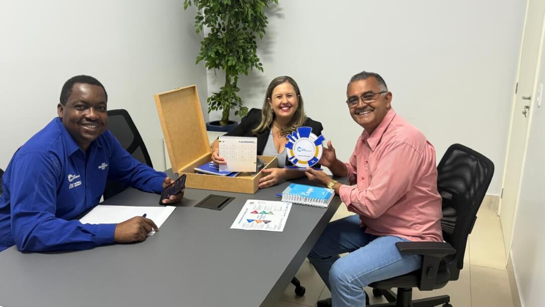 Na manhã dessa sexta-feira feira 29, o Gestor Municipal Professor Enoque Portilio foi recebido pelos amigos Sebraianos Renata e César, na sede do SEBRAE em Paraiso do Tocantins, onde procedeu com a assinatura do Termo de Adesão ao Projeto Transforma Cidade TO e recebeu das mãos dos mesmos o Kit Cidade Empreendedora.