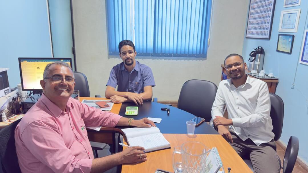 Na tarde de segunda-feira 19, O prefeito Enoque Portilio reuni no Paço Municipal com os representantes do Ruraltins local Dr. Kássio Dias e de Paraíso do Tocantins o engenheiro João Pedro