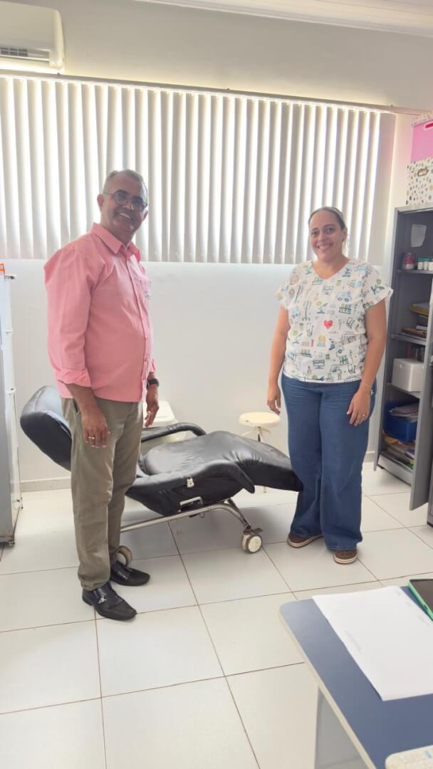 Na segunda-feira 26, visitando as UBSs Maria do Socorro e Raimunda Carvalho e entregando às enfermeiras chefes Rayele Bezerra e Karina Leal uma poltrona reclinável para melhor comodidade dos munícipes pacientes, nos momentos de aferir pressão etc. Entrega possível graças a parceria com o Hospital de Urgência e Emergência de Palmas.