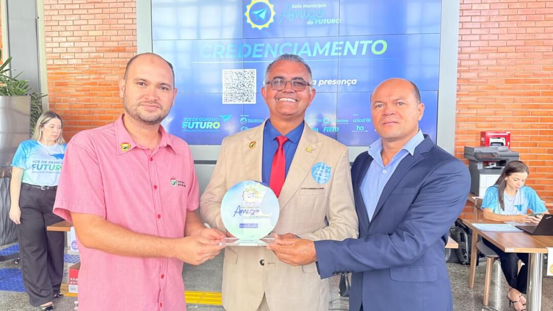 O gestor municipal professor Enoque Portilio, juntamente com o vice prefeito José Antônio e o o agente de integração secretário municipal Gustavo Sampaio participaram da Cerimônia de Entrega do Certificado e Selo Município Amigo do Futuro