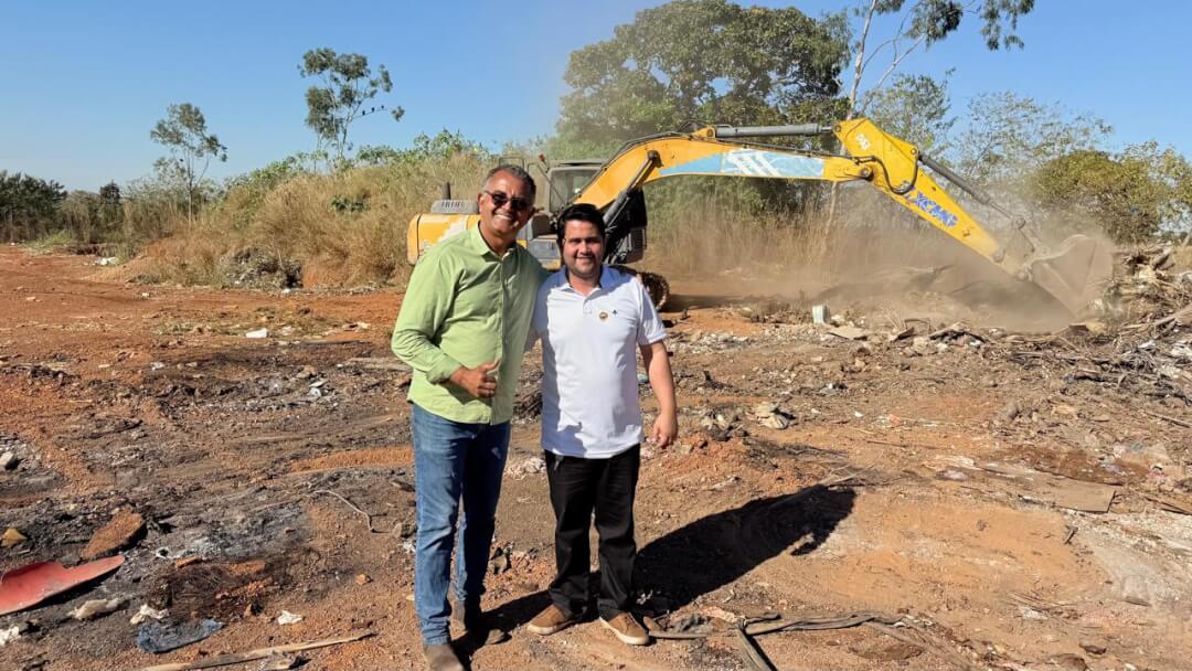 Juntamente com o Secretário do Meio Ambiente Valdely Badaró acompanhando o trabalho da PC Hidráulica do nosso abençoado município de Nova Rosalândia na organização dos entulhos, no Aterro Sanitário Controlado.