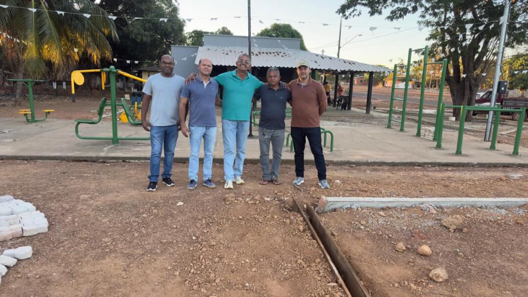 Prefeito professor Enoque Portílio, na tarde da quarta-feira 19, no nosso Distrito Mãe de Rosalândia do Tocantins, juntamente com o Vice Prefeito José Antônio, Presidente da Câmara Félix Júnior, secretários de Planejamento Adilton Alves e da Agricultura Manoel Barbosa acompanhando a obra de construção da tão sonhada Praça Municipal, do referido distrito.