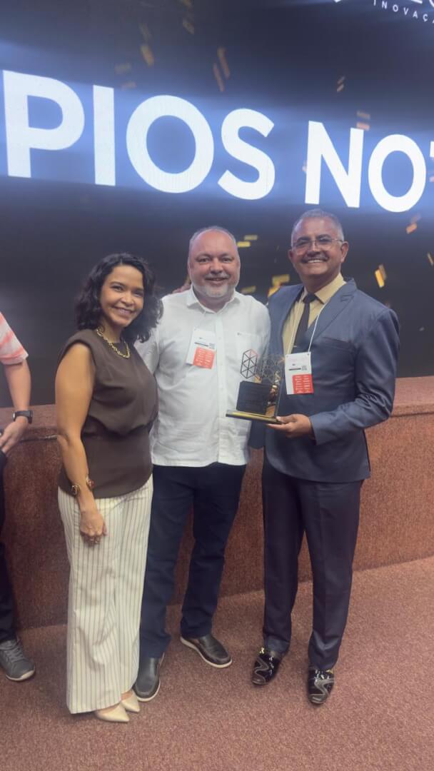 Na manhã dessa quinta-feira 20, o Prefeito Professor Enoque Portilio juntamente com o contador do Município de Nova Rosalândia Ailton Brito, em evento na sede da OAB Palmas, receberam das mãos da Diretora da Megasoft Sra. Emília Andrade a condecoração em troféu pela conquista da Nota A na Qualidade da Informação Contábil e Fiscal 2026 (SICONF – Tesouro Nacional).
