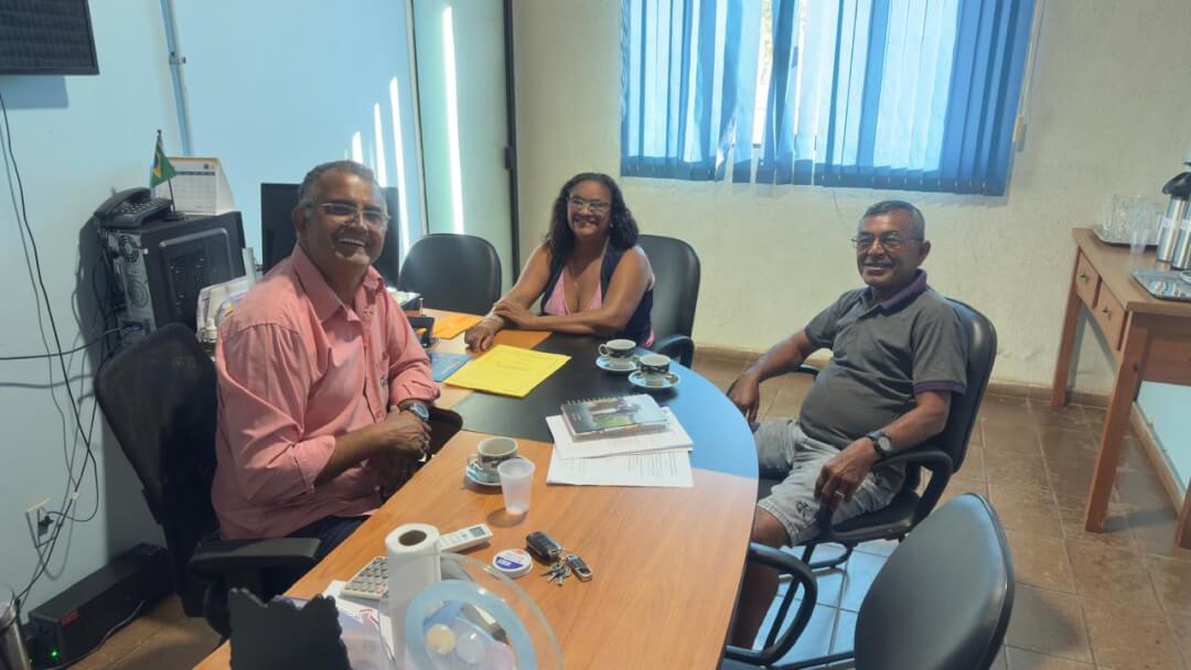 Na manhã dessa segunda-feira 03, após o momento de louvor com os servidores do Paço Municipal, tendo o privilégio de receber no nosso gabinete, pela primeira vez, a amiga professora Luciene e seu esposo senhor José. Bem vindos amigos!