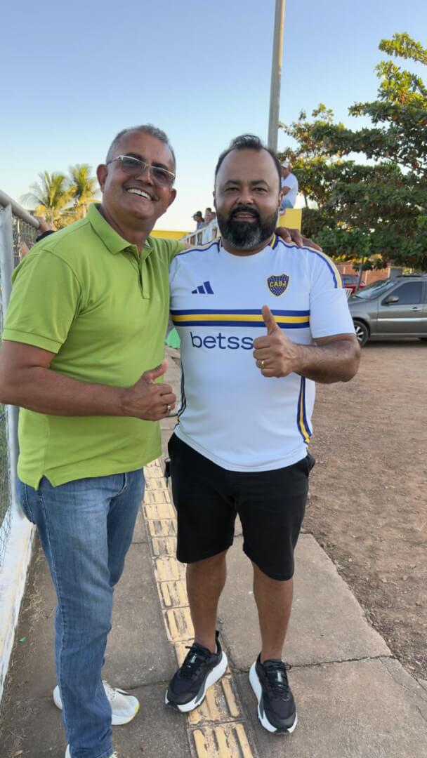 Cumprimentando o colega Prefeito Luciano Costa, prefeito da cidade de Santa Rita, no jogo da I Copa do Pequi no Estádio José Bernardes da cidade anfitriã, Nova Rosalândia!