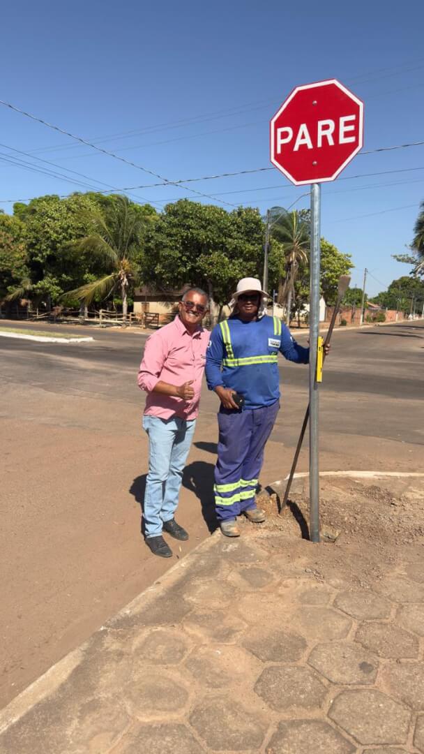 Iniciando a sinalização viária da sede do município de Nova Rosalândia, possível graças a parceria com o Governador Municipalista Wanderley Barbosa por meio do DETRAN-TO!