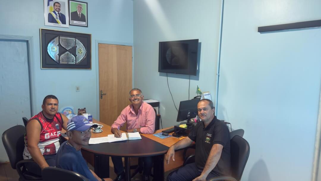 Recebendo os amigos José Araújo, Neilton Xavier e Félix Júnior, na manhã dessa segunda-feira 03, reinvindicando-nos o fortalecimento da efetivação de parcerias junto à Casa Manaim visando apoiar munícipes a sairem do submundo das drogas!